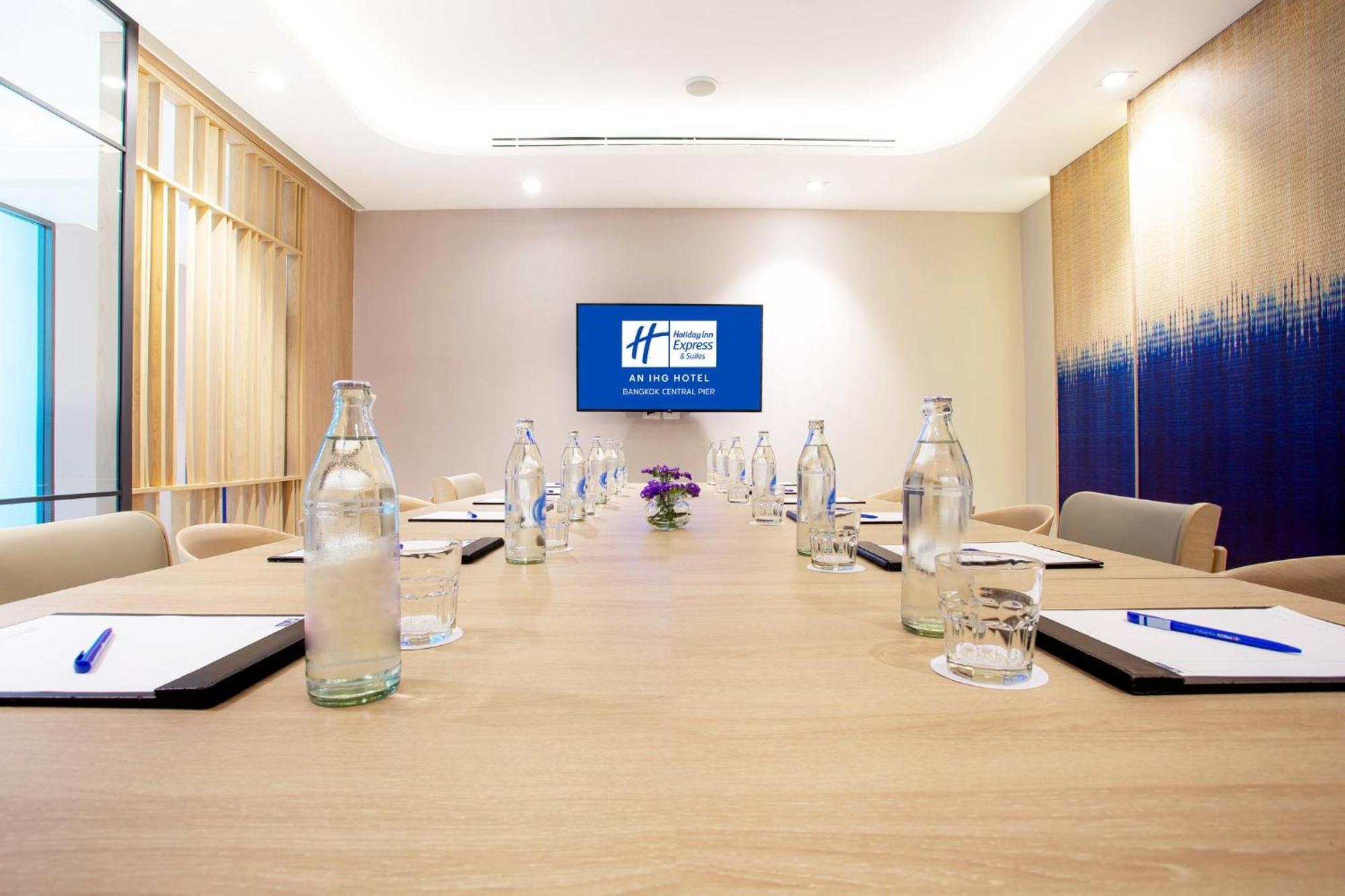 Holiday Inn Express & Suites Bangkok Central Pier By Ihg Εξωτερικό φωτογραφία